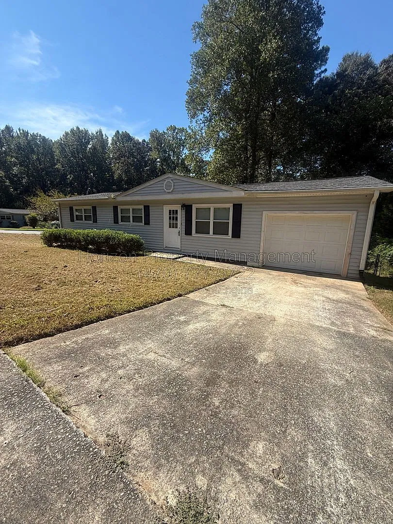 3 bed, 1.0 bath, 1056 sqft, $1,850 — Photo 2