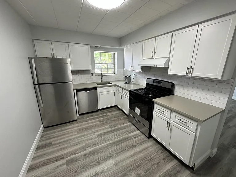 906 Erdner Ave — Photo 2