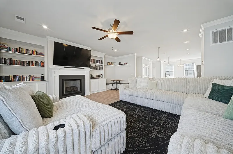 3 bed, 3.5 bath, 2228 sqft, $3,200 — Photo 4