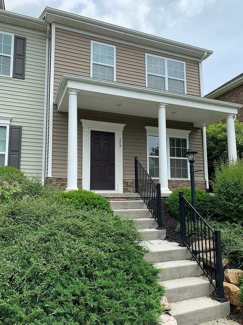 2 Bedroom, 2.5 Bath Townhouse with detached one-car garage — Photo 4