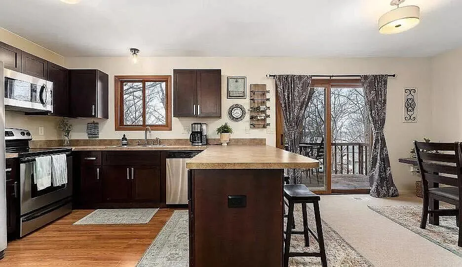 3 bed, 2.0 bath, 1465 sqft, $2,000 — Photo 3