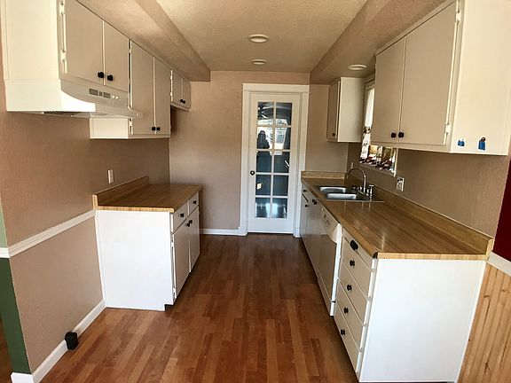 2nd image of 606 Lawrence Ln