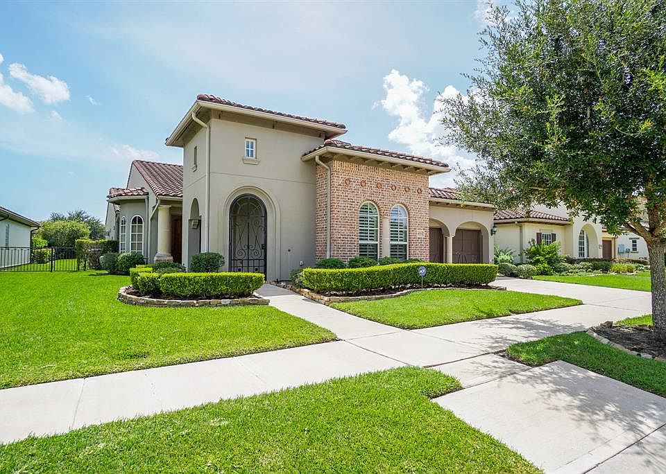 Imagine pulling up every day to this stunning curb appeal!