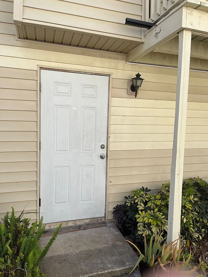Spacious 2 bedroom/1 Bathroom End Unit Upstairs Condo. — Photo 2