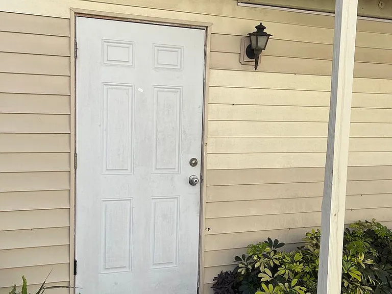 1001 Spring Meadow Dr — Photo 2