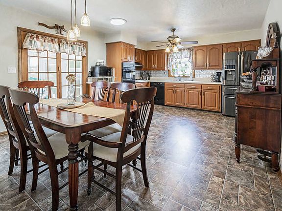 4th image of 924 Beachwood Blvd