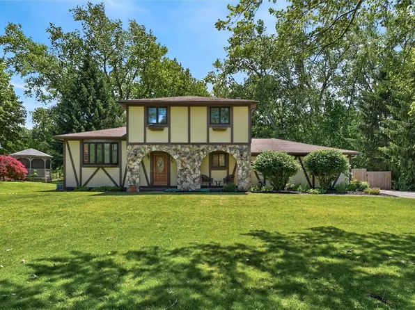 86 Phaeton Dr, Penfield, NY 14526