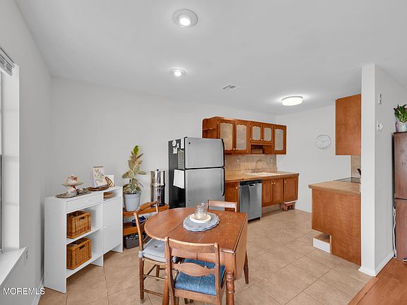 5th image of 651B Plymouth Drive #B