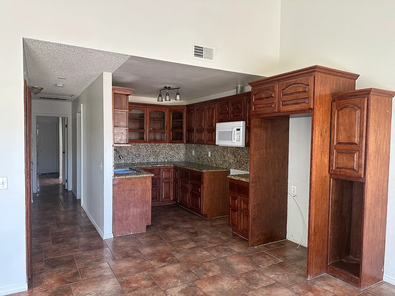 3 bed, 1125 sqft, $2,300 — Photo 4