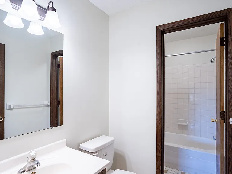 Eagan, MN Glen Pond Apartments | Bathroom