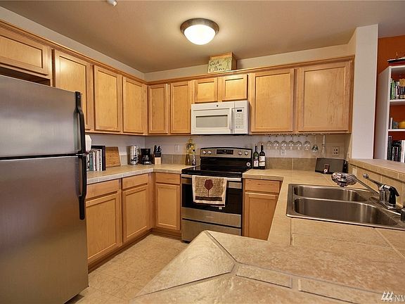 5th image of 1957 23rd Pl NE Unit 102