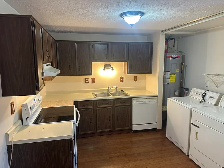 620 Woodlark Dr — Photo 2
