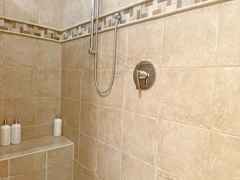 2440 Greenwood Ave — Photo 13