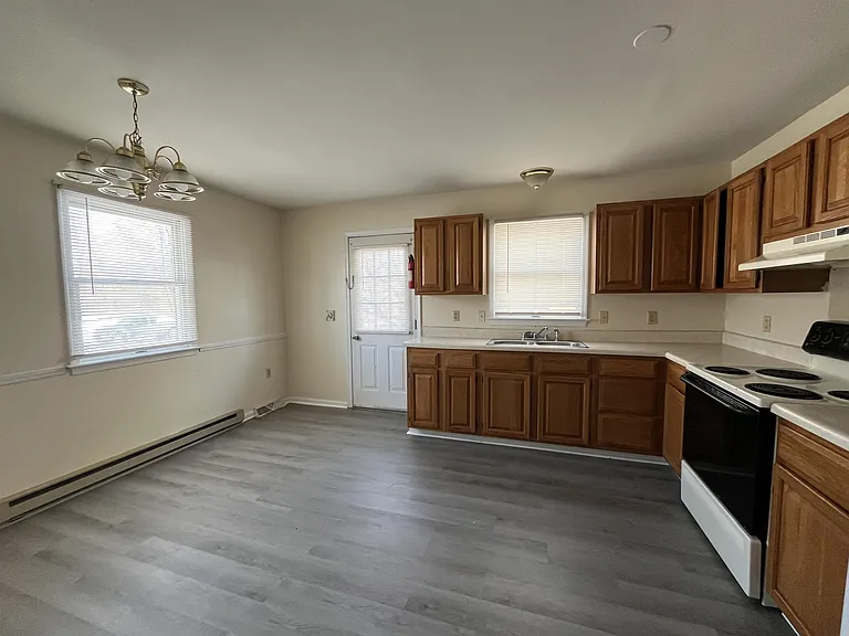 702 Thomas Ln — Photo 6