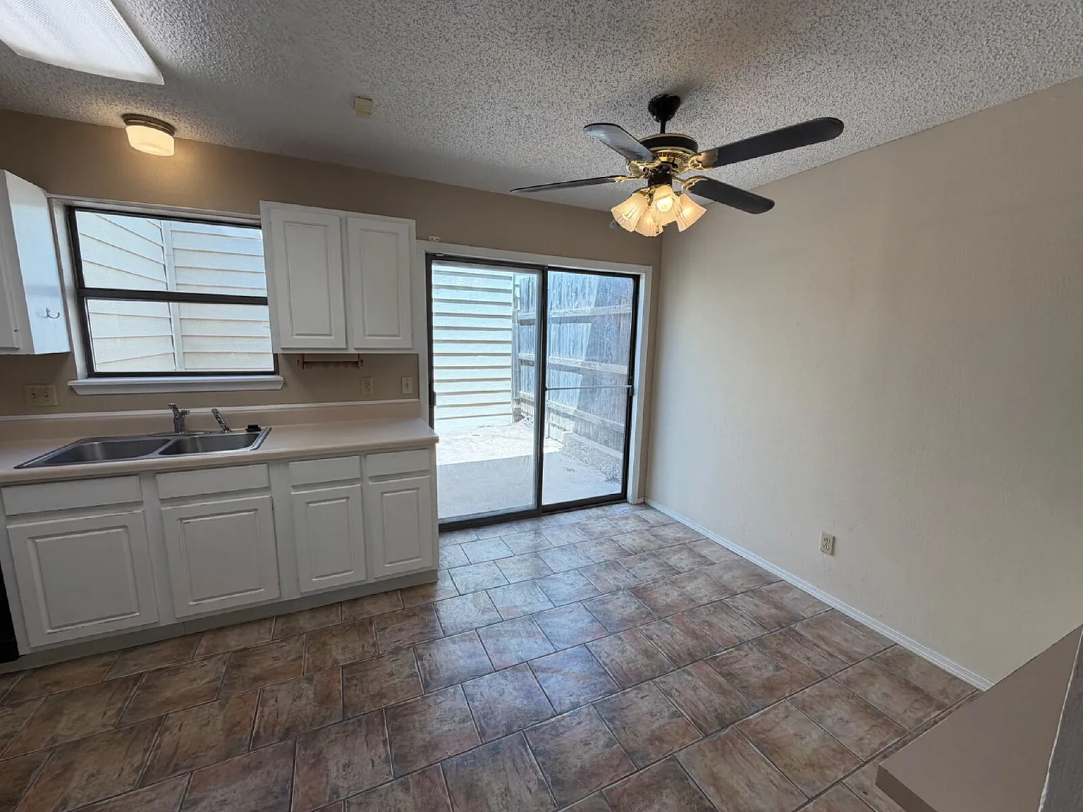 2 bed, 2.5 bath, 1461 sqft, $1,300 — Photo 4
