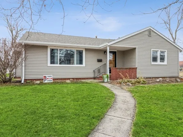 303 N 15th St, Adel, IA 50003