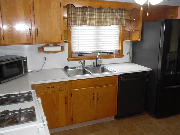 3rd image of 205 W Logan Ave