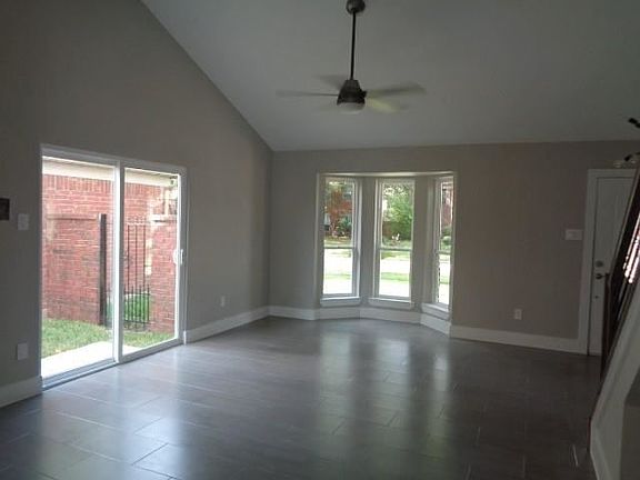 5th image of 631 Hawthorn Pl