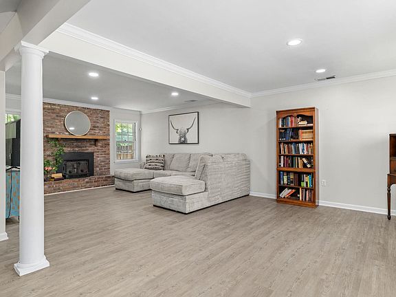 3rd image of 118 Shirley Dr