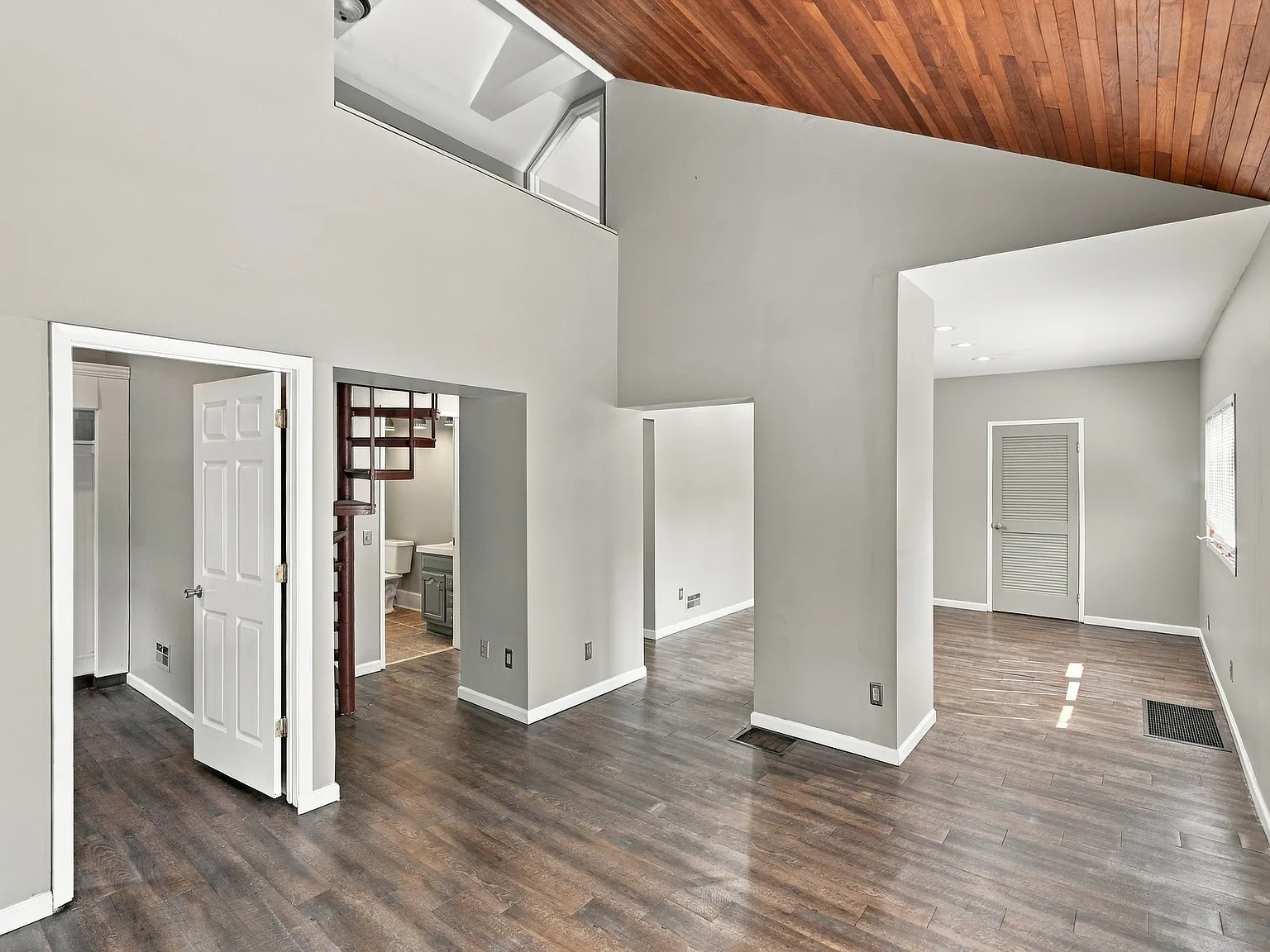 3 bed, 2.0 bath, 1872 sqft, $2,300 — Photo 2