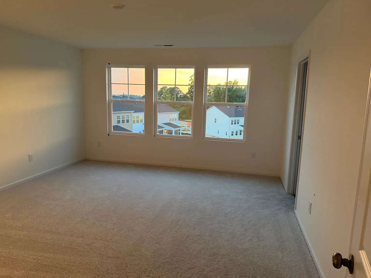 3 bed, 1924 sqft, $2,050 — Photo 4