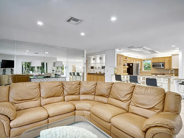 290 E Fern Dr — Photo 9