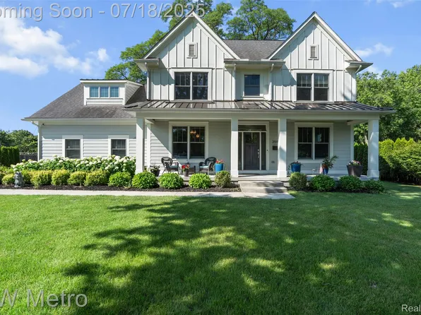 3591 Paddington Dr, Troy, MI 48084