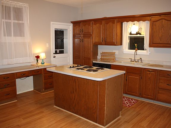 Fabulous eat in kitchen.