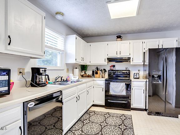 4th image of 1369 Woodridge Dr