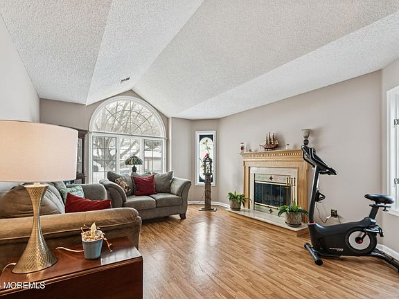 5th image of 1583 Goldspire Road