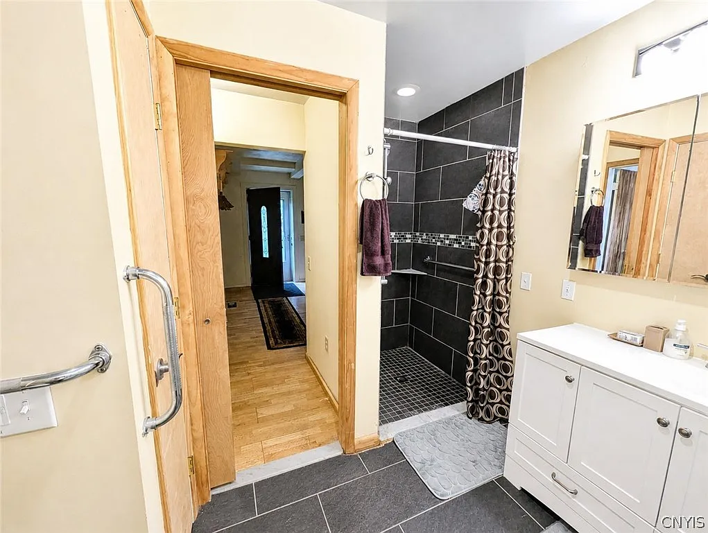 3 bed, 2.0 bath, 2335 sqft, $4,000 — Photo 3
