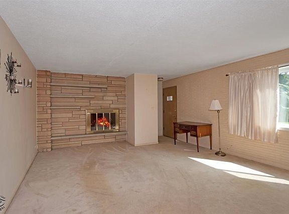 3rd image of 8 Garden Dr APT 4