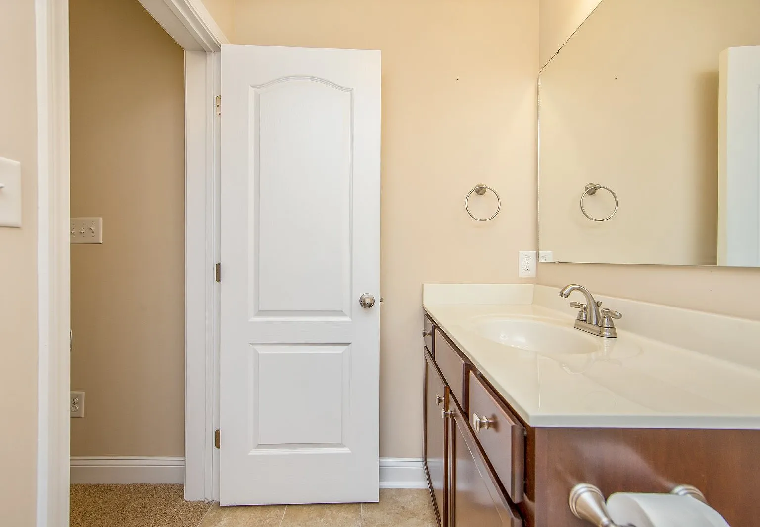 4 bed, 3.0 bath, 2100 sqft, $2,200 — Photo 4