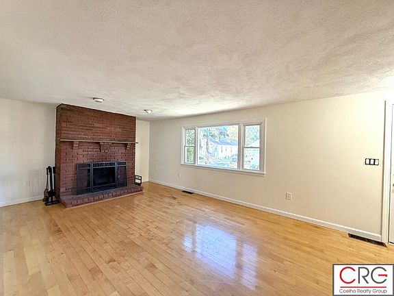 5th image of 9 Dwight St Floor 1