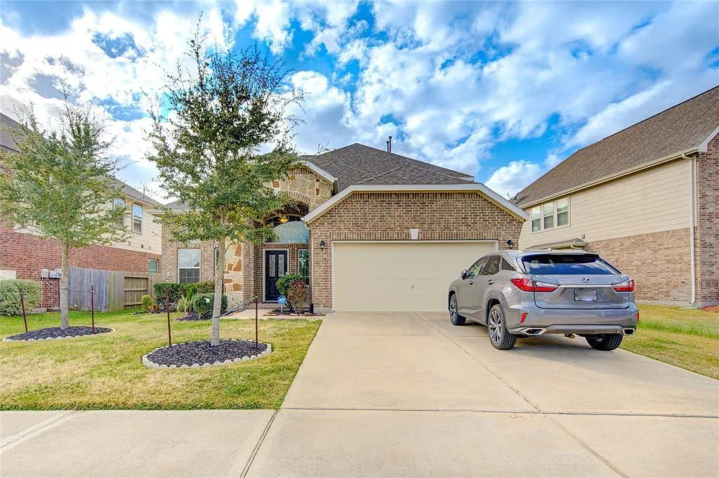 4 bed, 3.5 bath, 2811 sqft, $2,750 — Photo 1