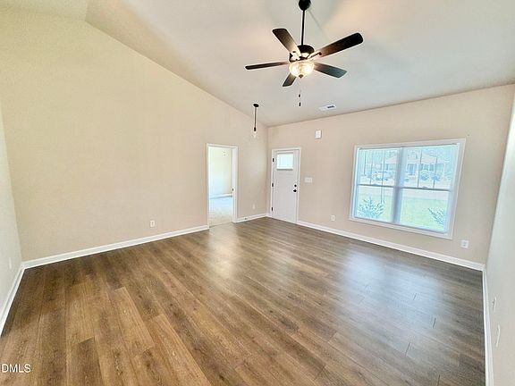 5th image of 404 S Eastwood Dr