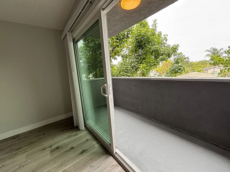 110 S Sweetzer Ave — Photo 28
