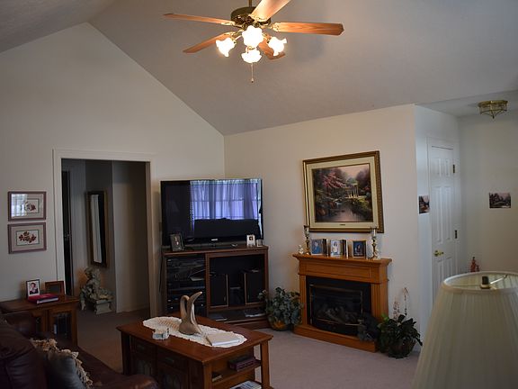 Great Rm w Gas Fireplace