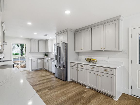3rd image of 3203 Cuba Blvd
