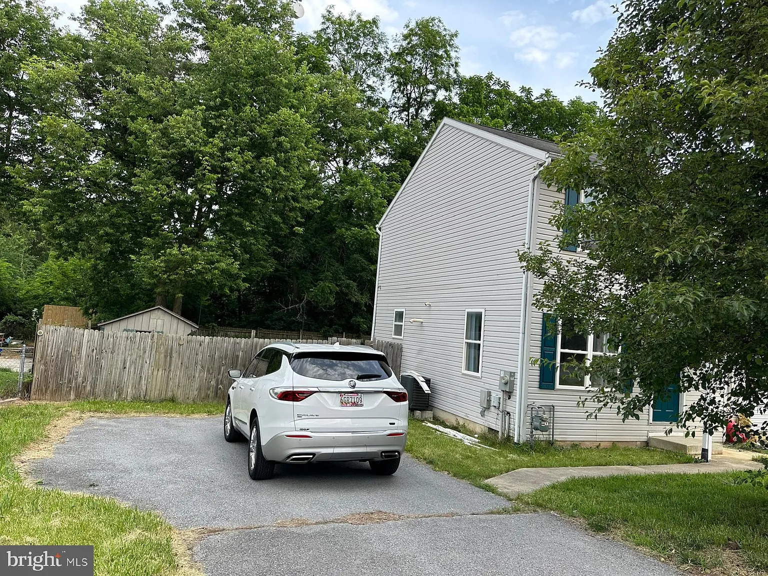 3 bed, 1.0 bath, 1008 sqft, $2,000 — Photo 2
