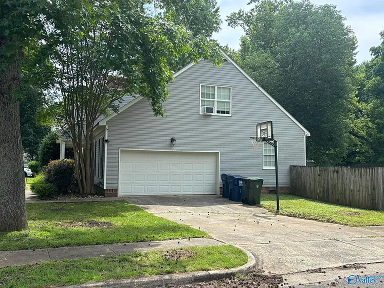 135 Suffolk Dr — Photo 3