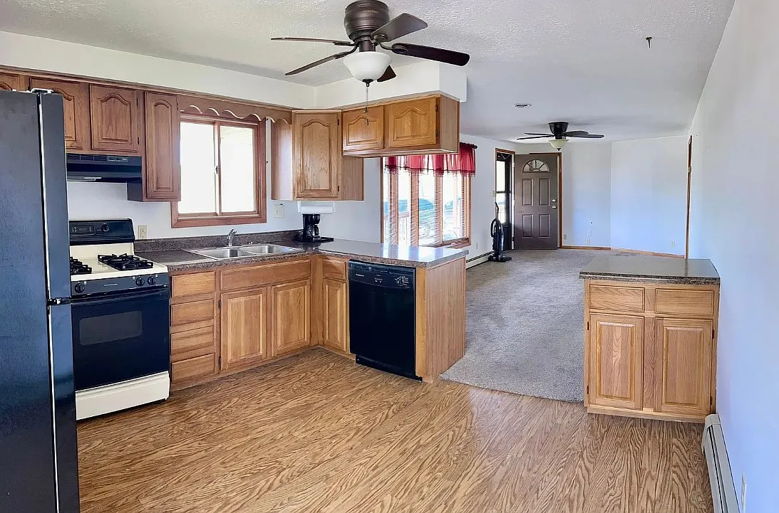 3 bed, 1000 sqft, $1,550 — Photo 1