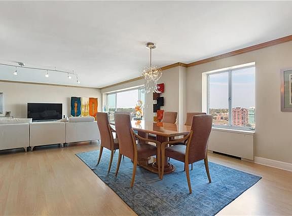 4th image of 221 W 48th St APT 1906