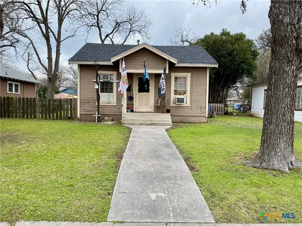 625 E Weinert St, Seguin, TX 78155