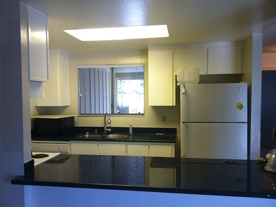 Kitchen with breakfast bar