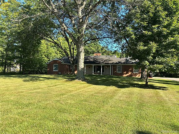 3rd image of 830 W Gilford Rd