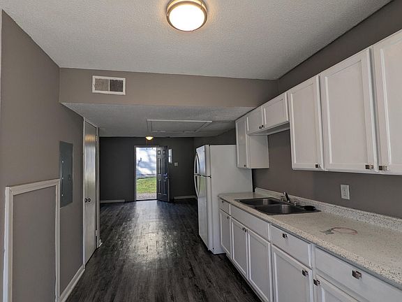 3rd image of 3612 Foster St APT 10