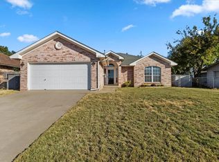 805 Camelot Dr, Moore, OK 73160
