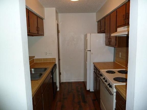 5th image of 512 E Denton Dr