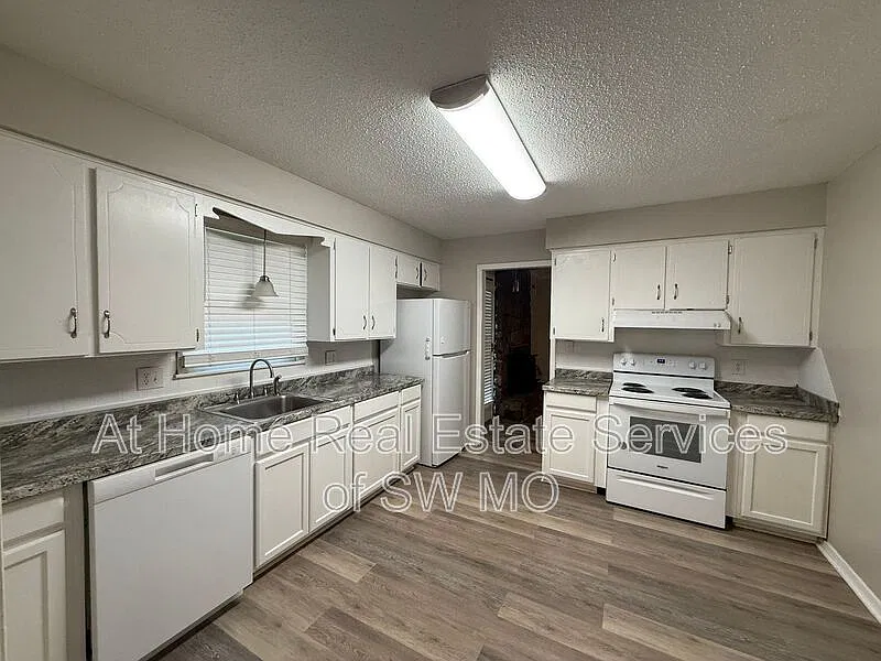 3 bed, 2.0 bath, 1438 sqft, $1,380 — Photo 2